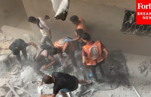 FIRST RESPONDERS RUSH TO SITE 🏫💥 OF ISRAELI STRIKE IN GAZA CITY, GAZA