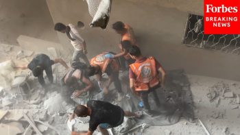 FIRST RESPONDERS RUSH TO SITE 🏫💥 OF ISRAELI STRIKE IN GAZA CITY, GAZA