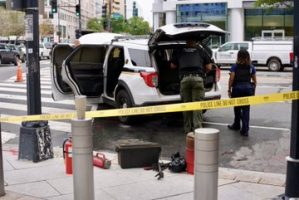 SECRET SERVICE VEHICLE GETS BEEPERED 📟🔥 OUTSIDE OF WHITE HOUSE PRIOR TO NETANYAHU MEETING