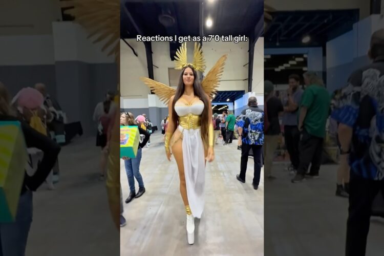 HOW WOULD YOU REACT IF YOU SAW A 7 FOOT TALL GIRL❓