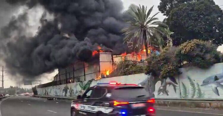 IRANIAN MISSILE STRIKES CENTRAL ISRAEL 🚀 AS THIS MAN IS INSTRUCTED TO STOP FILMING❗