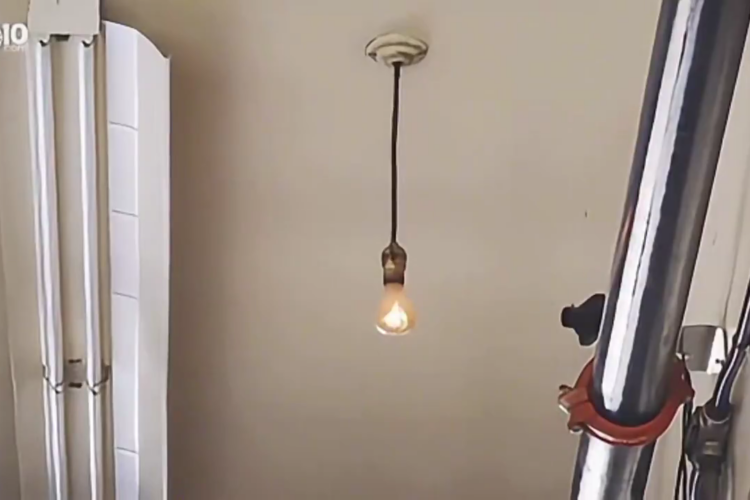 A LIGHT BULB HAS BEEN BURNING 💡 FOR OVER 120 YEARS AT FIRE STATION № 6 IN LIVERMORE, CALIFORNIA❗