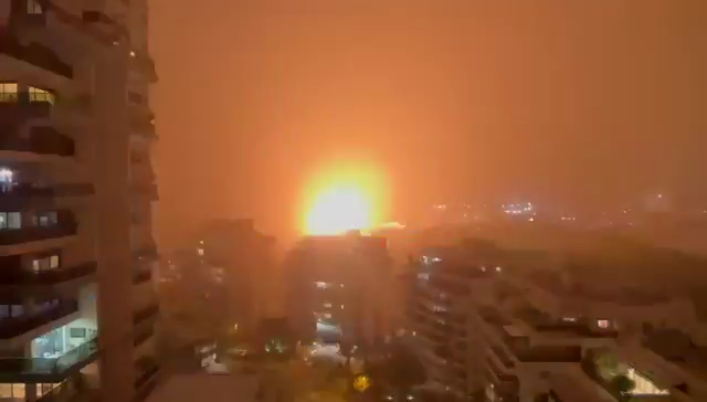 IRANIAN MISSILE STRIKING THE CENTRAL ISRAELI CITY OF PETAH TIKVA DURING PASSOVER 🚀 OY TO THE VEY❗