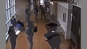 FATHER BEATS THE INDIVIDUAL 🥊 WHO KIDNAPPED AND RAPED HIS DAUGHTER OUTSIDE THE COURTROOM❗