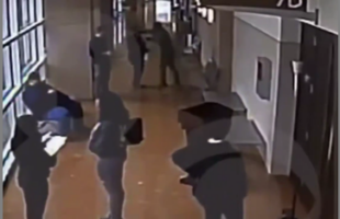 FATHER BEATS THE INDIVIDUAL 🥊 WHO KIDNAPPED AND RAPED HIS DAUGHTER OUTSIDE THE COURTROOM❗
