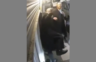ZIONIST RABBIS WHO SAID PALESTINIAN CHILDREN DESERVED TO DIE WERE ATTACKED IN LONDON❗
